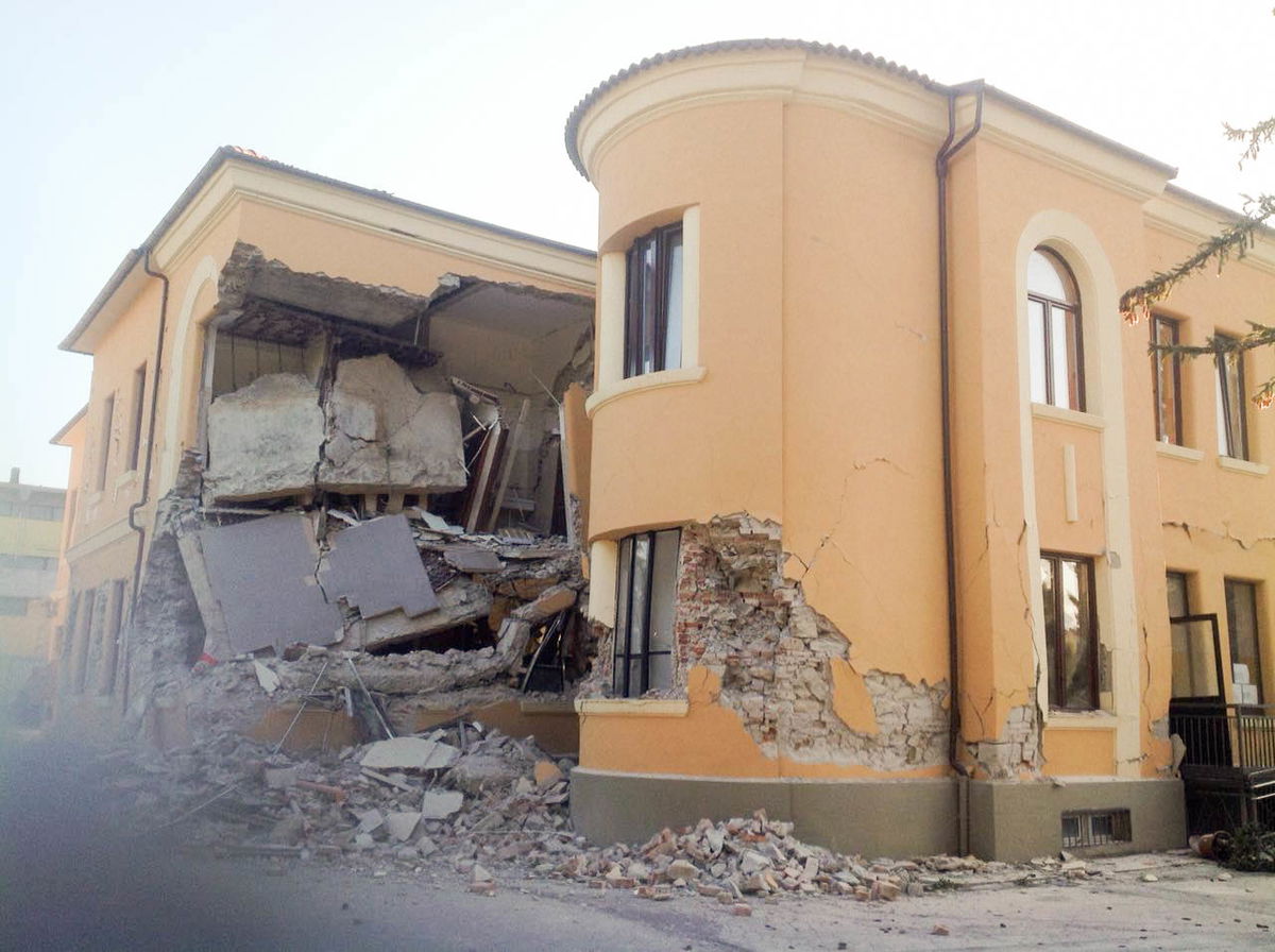 Quelli che rubano i contributi per il terremoto article-post