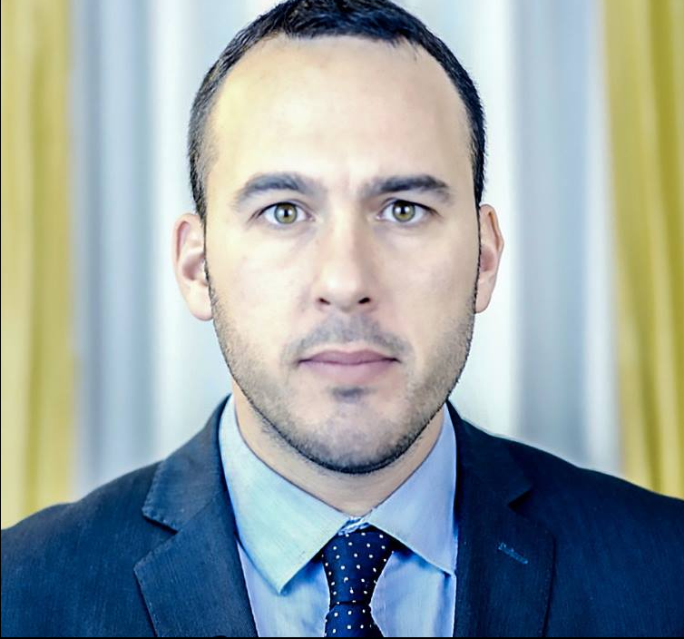 Le fregnacce di Manlio Di Stefano sui migranti al Consiglio d’Europa article-post