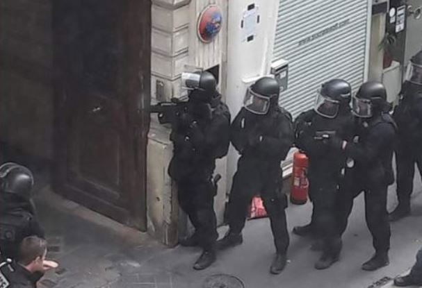 La presa di ostaggi al X arrondissement di Parigi article-post