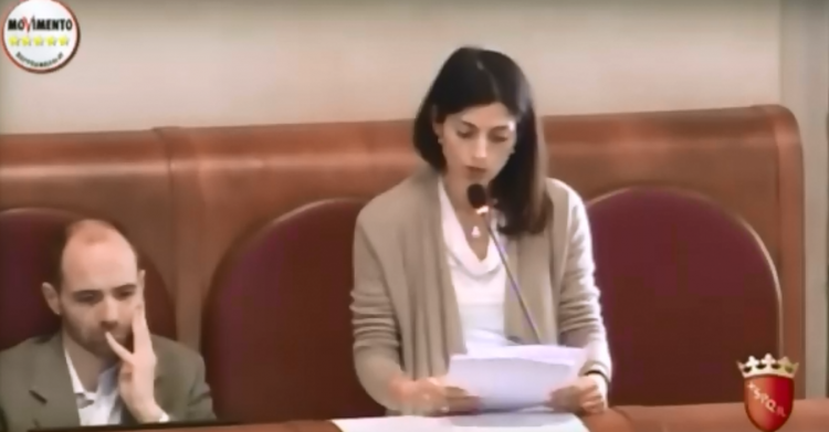 virginia raggi roma videogioco buche differenziata - 1