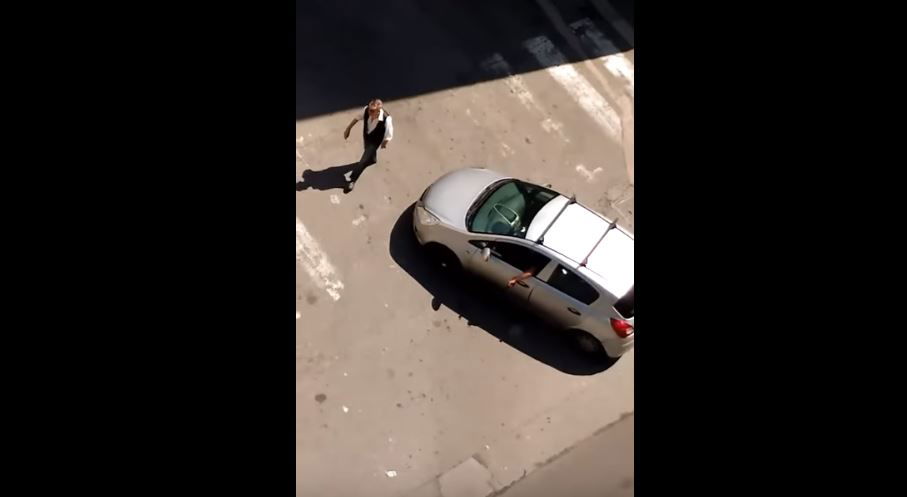 La storia dietro il video dell’uomo con la pistola a Torino article-post