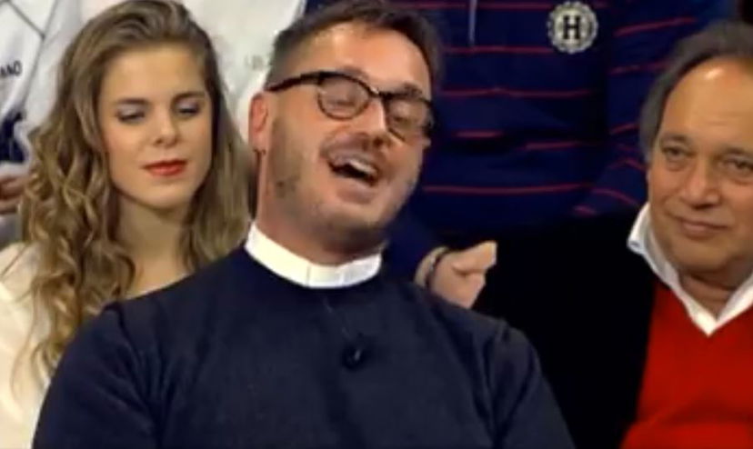 Il prete che si sposa con il compagno in Spagna preview