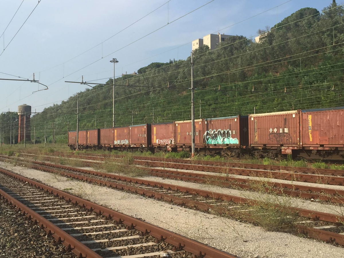 Il treno della monnezza fermo da due mesi a Roma article-post