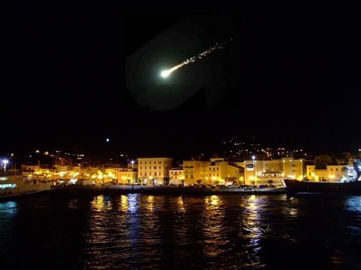 bolide meteorite sardegna 20 settembre fotomontaggio maddalena - 6
