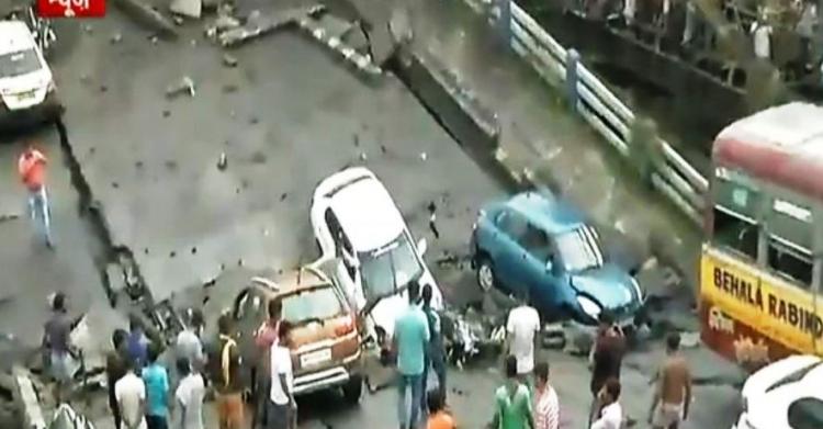 crollo viadotto a calcutta