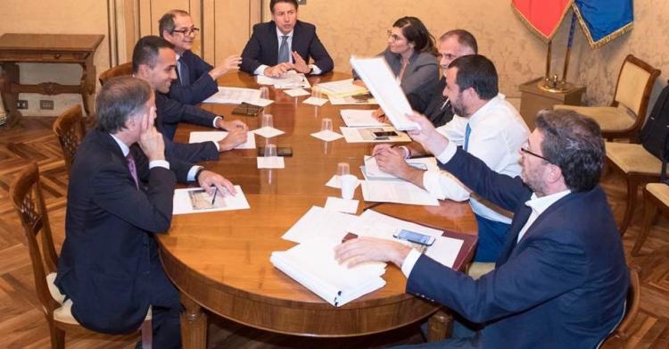 deficit 2 4 governo cede 1