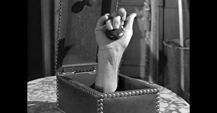 mano famiglia addams
