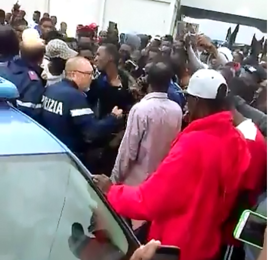 La vera storia dei poliziotti aggrediti dai migranti a Borgo Mezzanone article-post