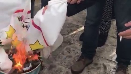 San Foca, la bandiera del M5S bruciata article-post