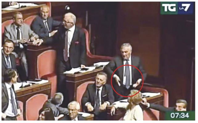 Il gestaccio di D’Anna a Lezzi finisce in Giunta article-post