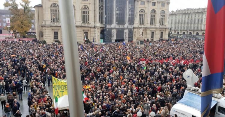 lega sì tav piazza castello