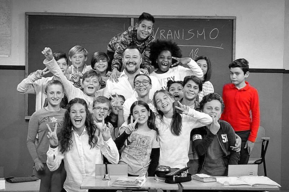 Luca Morisi che sfotte il bambino con la maglia rossa di Alla Lavagna article-post