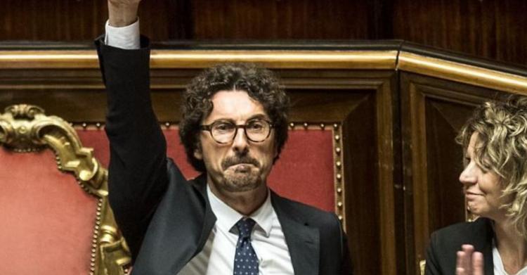 pugno toninelli decreto genova