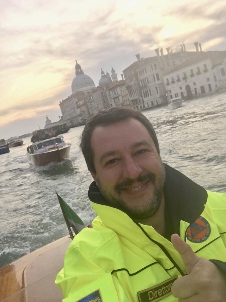 Il selfie di Salvini che sorride durante l’emergenza maltempo article-post