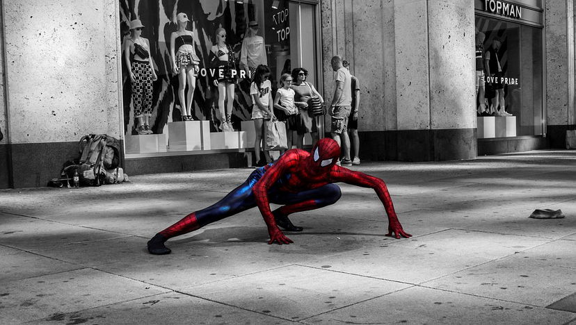 Omaggio a Stan Lee e ai supereroi confusi e indecisi article-post