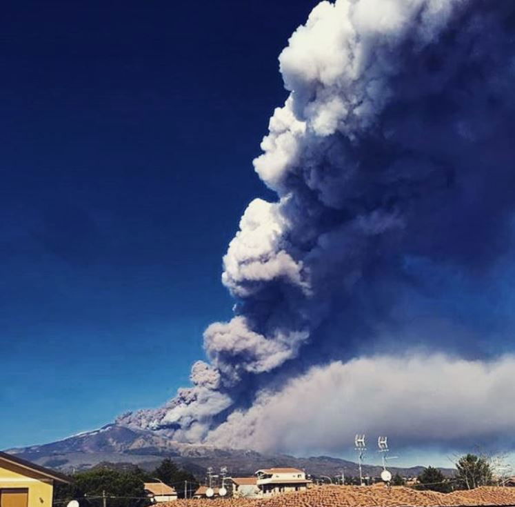 Etna, la colonna di cenere dopo lo sciame sismico article-post