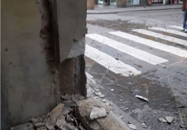 Quello che danneggia una colonna del Corridoio Vasariano a Firenze… e fugge article-post
