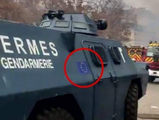 gendarmerie bandiera ue gilet gialli parigi - 2