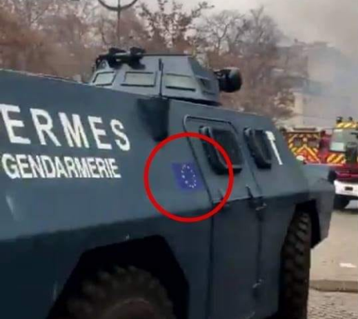 gendarmerie bandiera ue gilet gialli parigi - 2