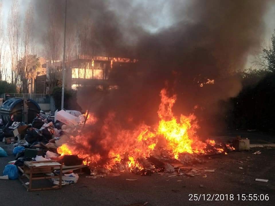 incendio rifiuti via costi 2
