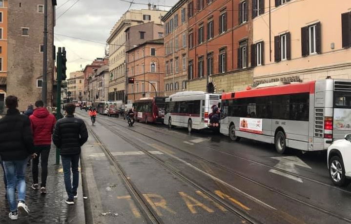 Piazza Venezia bloccata dai bus turistici, caos traffico a Roma article-post