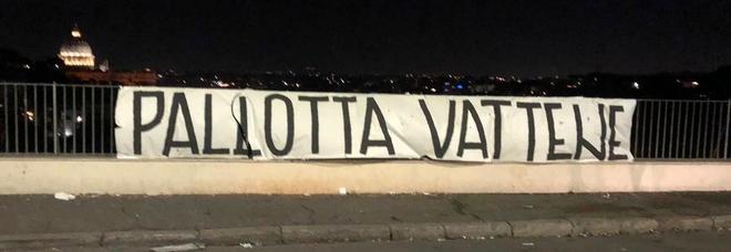 «Pallotta vattene»: la contestazione dei tifosi della Roma in cento striscioni article-post