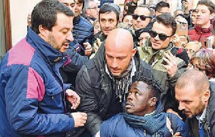 La foto dell’ambulante allontanato dalla scorta di Salvini: cosa è successo davvero article-post