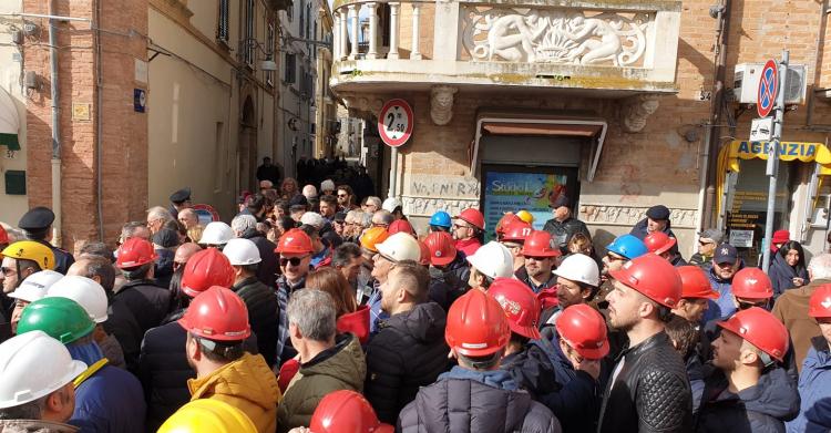 di maio di battista contestati ortona video
