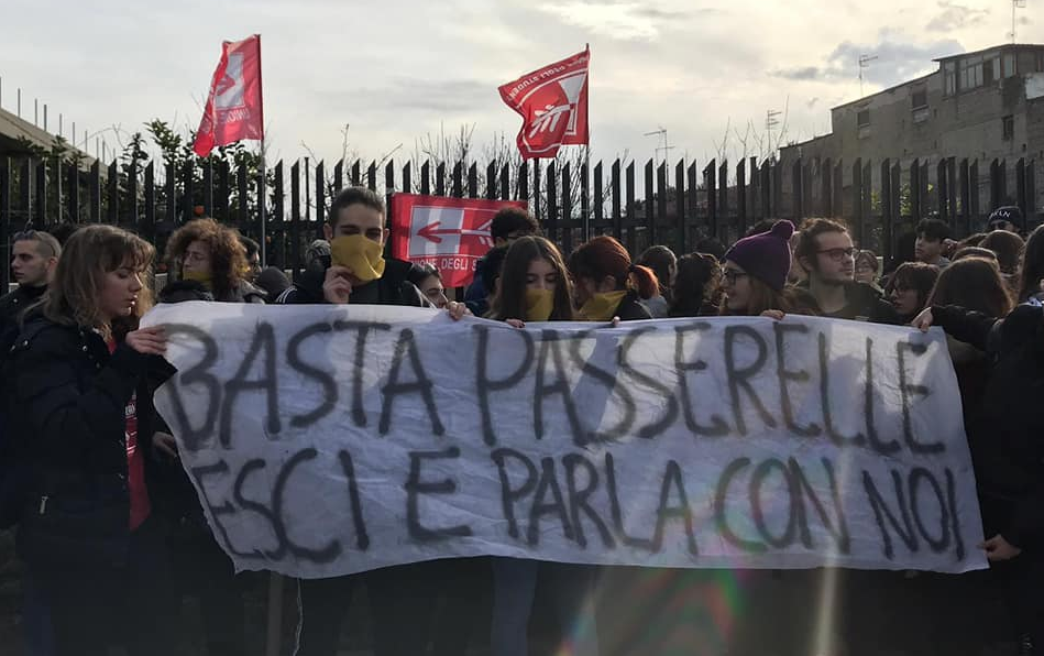 Gli studenti accerchiati dalla Polizia fuori dal liceo di Di Maio a Pomigliano article-post
