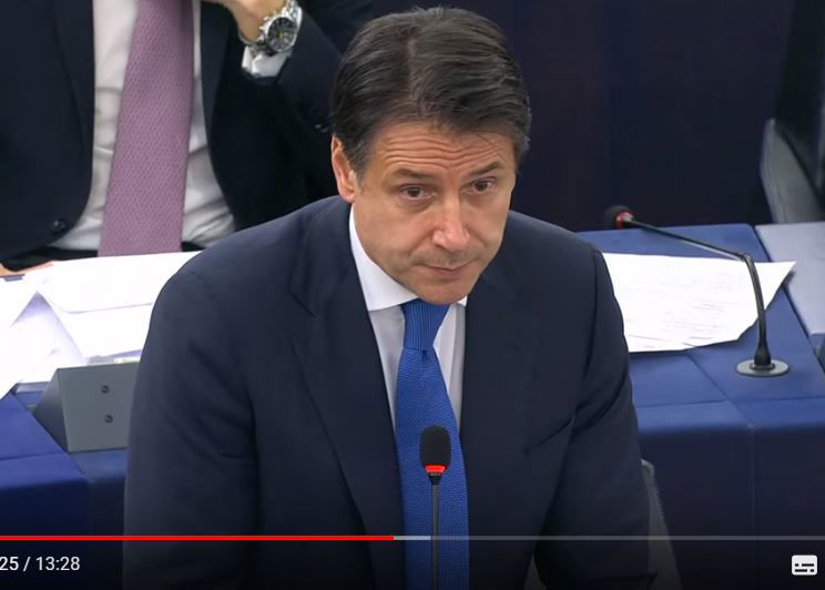 Conte «burattino» al Parlamento Europeo article-post