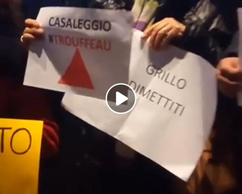 Beppe Grillo, la contestazione al Teatro Brancaccio article-post