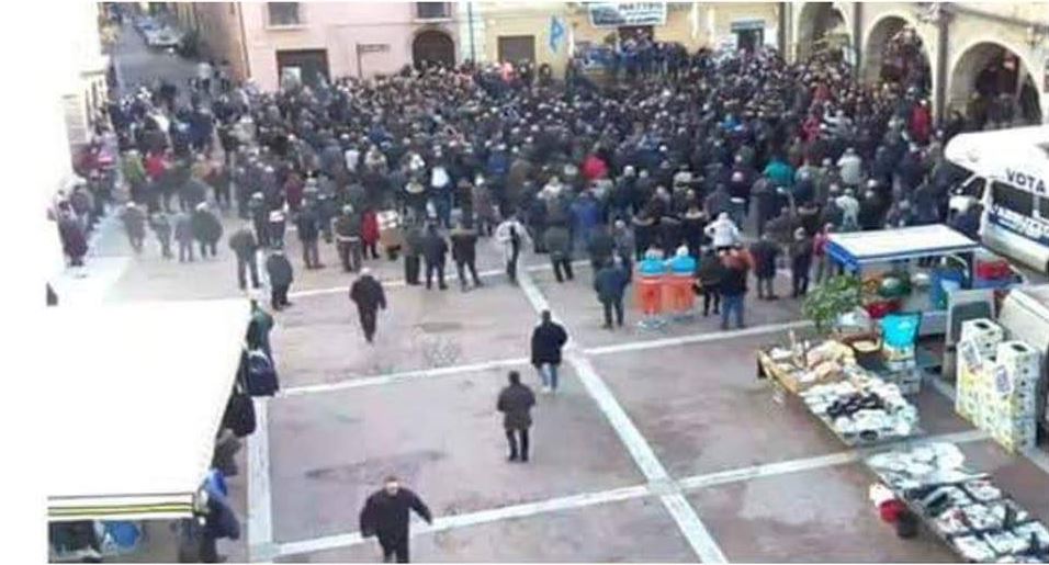 Ma quanta gente c’era davvero per Salvini a Campli? article-post