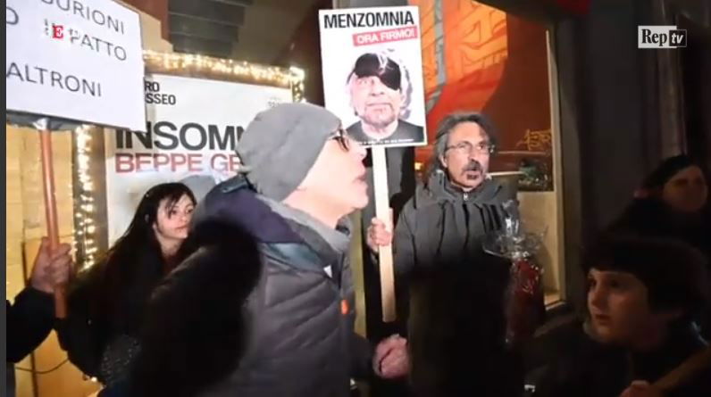 Beppe Grillo contestato dai no-vax a Torino article-post