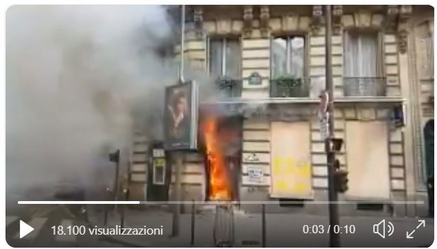 Il palazzo dato alle fiamme dai gilet gialli a Parigi article-post
