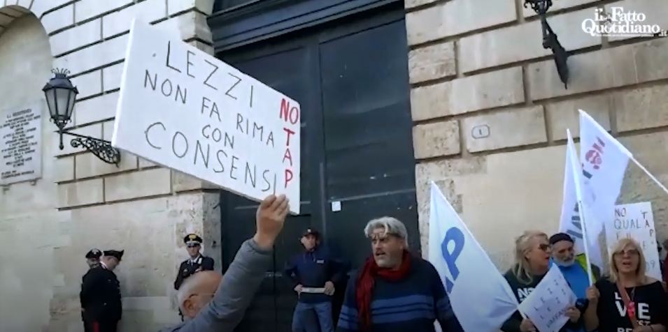 Barbara Lezzi contestata dai No Tap prima dell’incontro sulla Xylella article-post