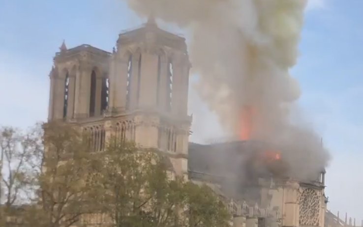 Le colpe di Macron su Notre-Dame article-post