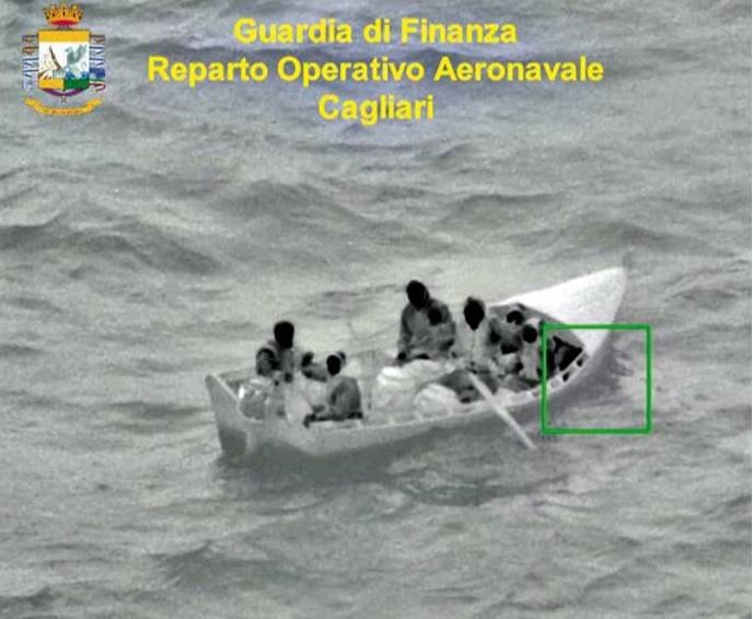 migranti barca a remi cagliari