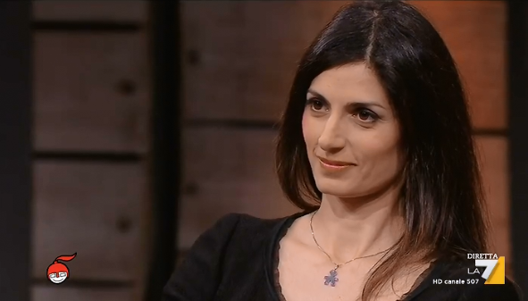 Alla Raggi hanno detto che parlare di complotti è ridicolo. E allora lei li chiama “coincidenze” article-post