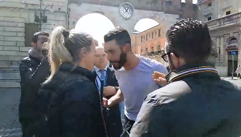 Come mai Salvini sta zitto su Karim che offende “la divisa” di Tea Mercoli? article-post