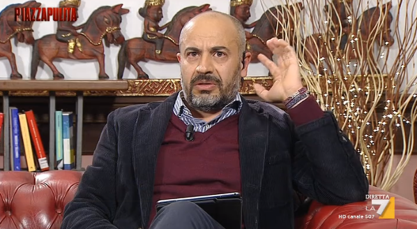 Lo spettacolo di Gianluigi Paragone che si arrampica sugli specchi sul Reddito di Cittadinanza article-post