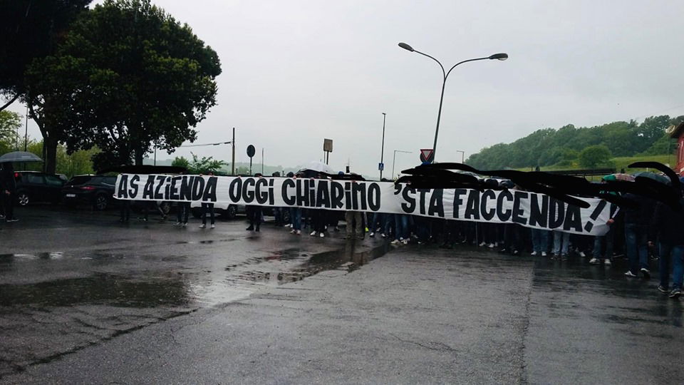 De Rossi, la contestazione dei tifosi a Trigoria article-post