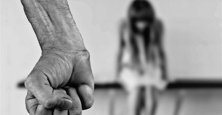 pioltello bambina 12 anni stupro violenza domestica bambini maltrattati
