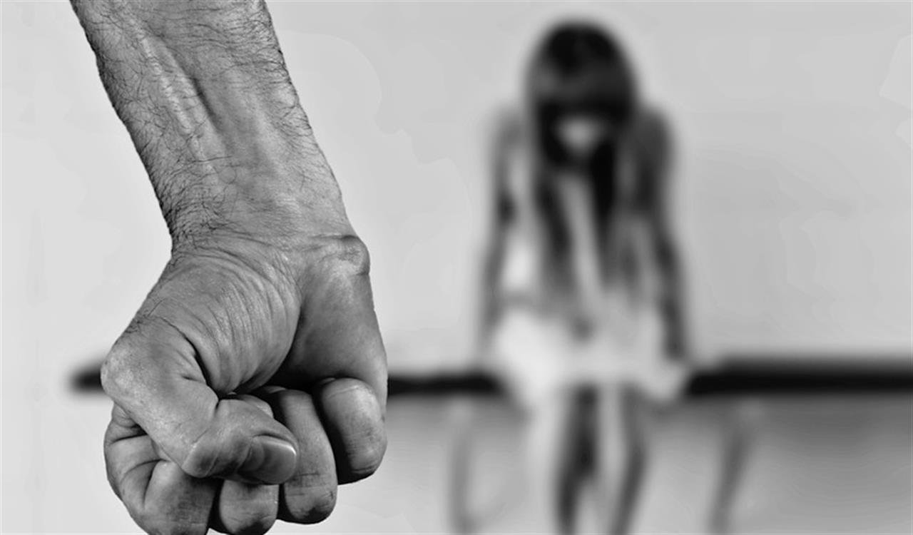 pioltello bambina 12 anni stupro violenza domestica bambini maltrattati