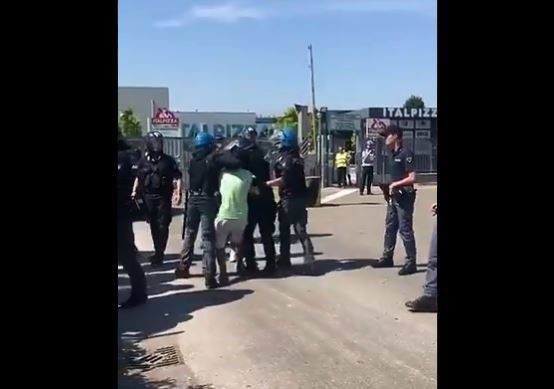 Italpizza: i sindacalisti presi per il collo dai carabinieri article-post