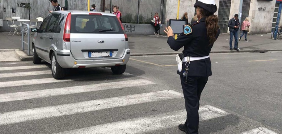 Come Virginia Raggi tenta di far credere ai romani di aver risolto il problema della sosta selvaggia a Roma article-post