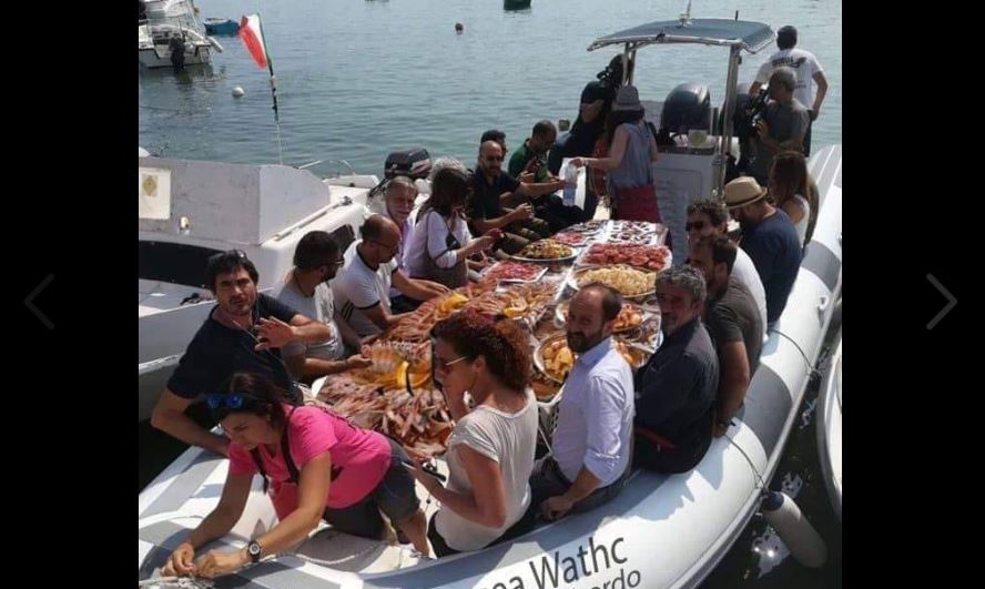 La falsa foto dei parlamentari e della Sea Watch con pranzo a bordo article-post