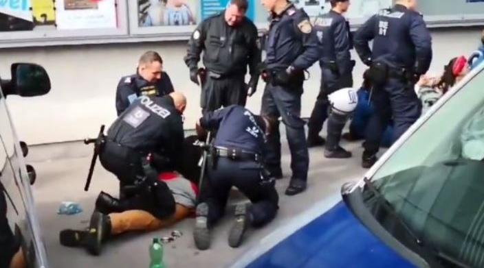video violenza polizia vienna