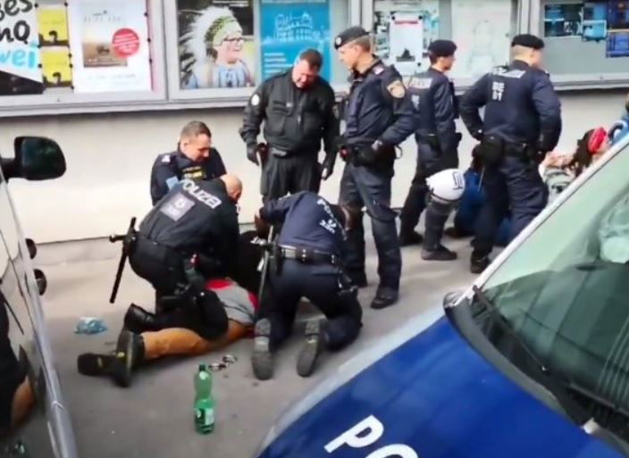 La violenza della polizia alla manifestazione per il clima di Vienna article-post