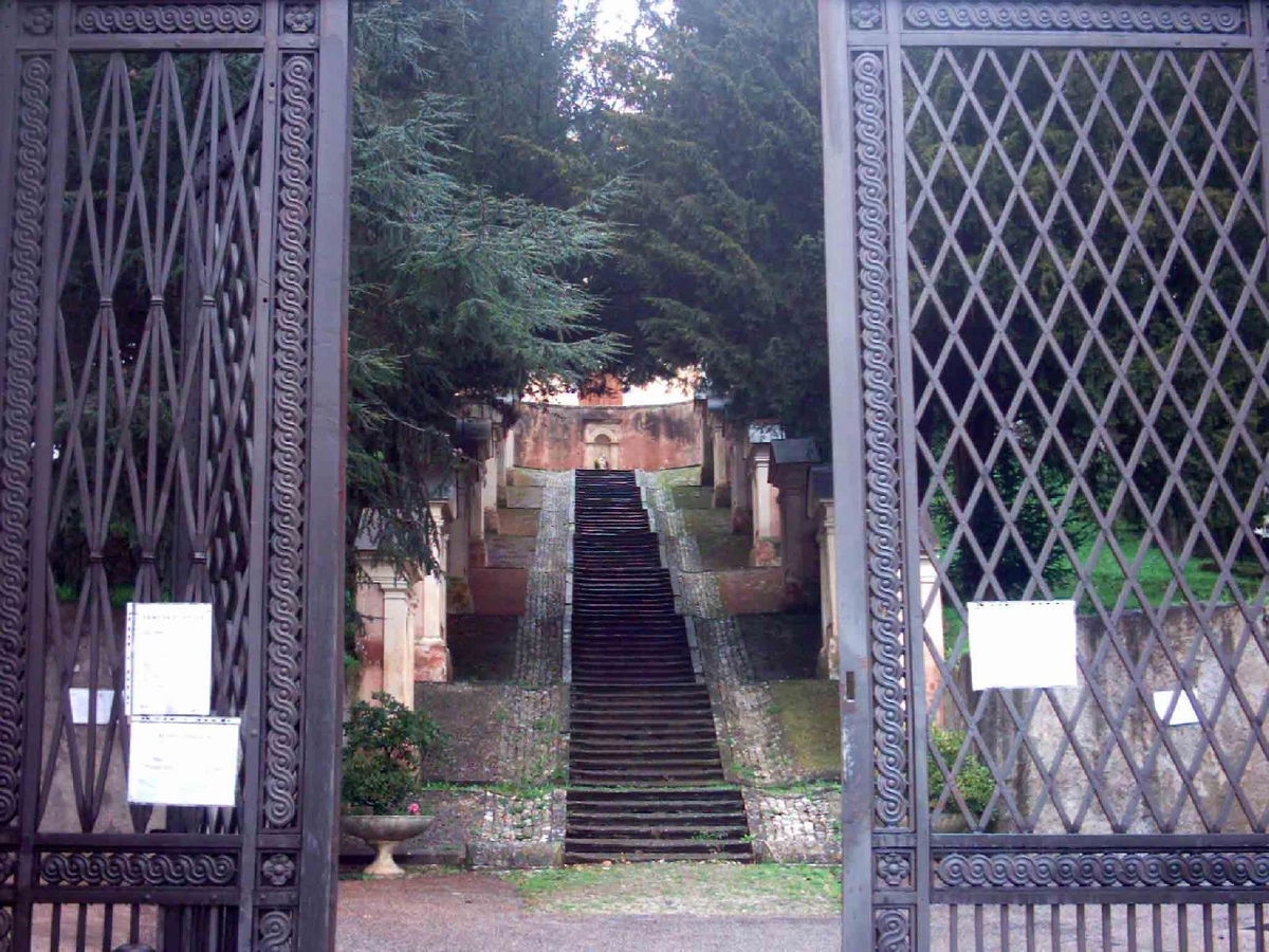 La storia dei festini a luci rosse nel cimitero di Sezze article-post
