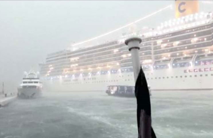 La Costa Deliziosa e l’incidente sfiorato con vaporetti e yacht a Venezia article-post